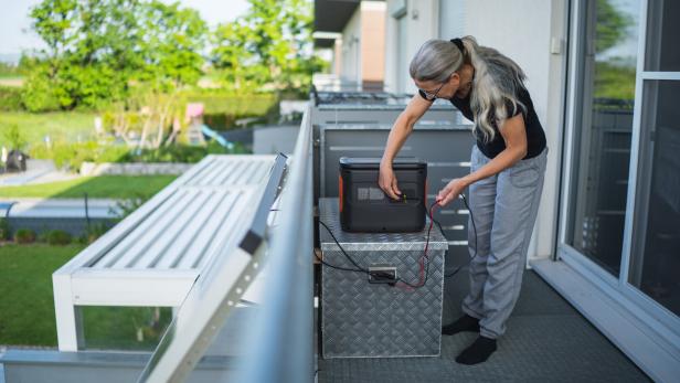 Für Photovoltaikanlagen ist die Kombination mit Speichern sinnvoll. Selbst kleine Balkonkraftwerke werden damit erweitert.
