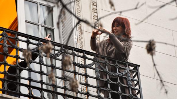 Argentiniens Oberster Gerichtshof bestätigt das Urteil gegen die ehemalige argentinische Präsidentin Cristina Fernandez de Kirchner wegen Betrugs gegen den Staat in Buenos Aires.