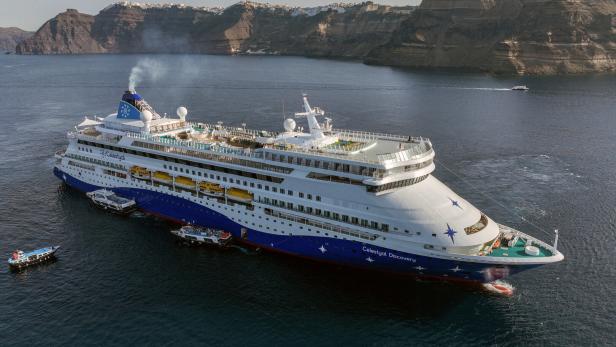 Kreuzfahrtschiff auf dem Weg nach Santorin