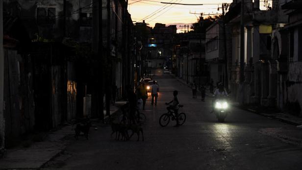 Blackouts and temperatures on the rise in Havana