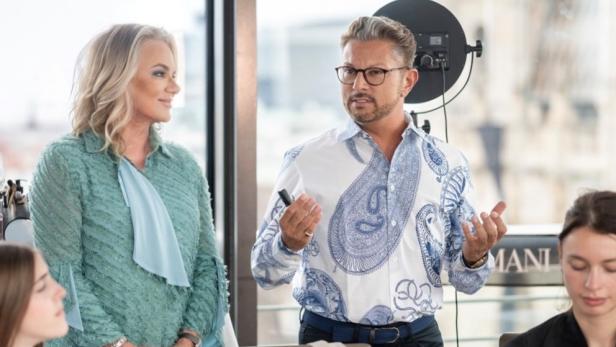 Ein Mann und eine Frau im Rahmen des Armani Beauty Workshops über den Dächern von Wien.