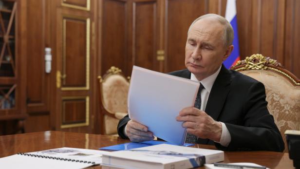 Russian President Putin meets with Rostec CEO Chemezov in Moscow
