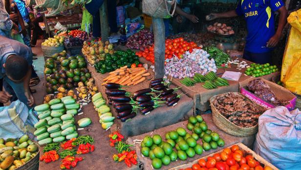 Ein Markt in Tansania: Die traditionelle Ernährung ist reich an Gemüse und Hülsenfrüchten, die Immunabwehr profitiert davon