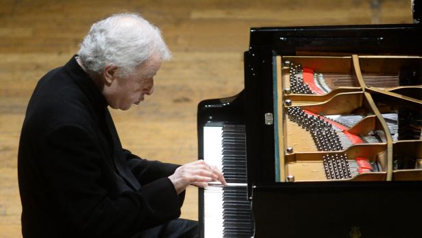 András Schiff spielt auf einem Klavier von Steinway & Sons.
