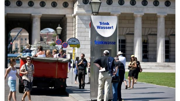 Abkühlung am Trinkbrunnen Abkühlung am Trinkbrunnen