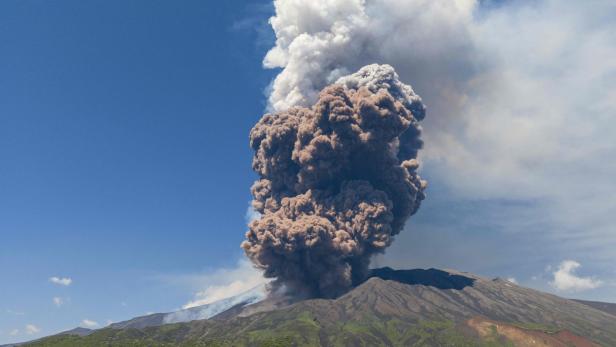 TOPSHOT-ITALY-VOLCANO-ERUPTION-ETNA