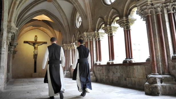 Zwei Zisterzienser im Stift Heiligenkreuz.