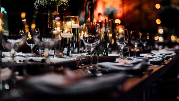 Wein- und Champagnergläser bei luxuriösen Hochzeiten und Veranstaltungen.