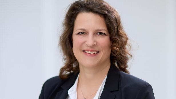 Eine Frau in einem schwarzen Anzug 