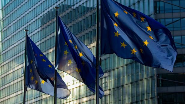 Vor dem Hauptsitz der Europäischen Kommission in Brüssel wehen EU-Flaggen im Wind