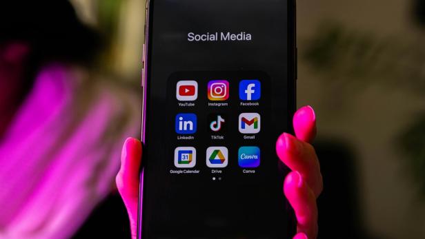 Handybildschirm Icons von verschiedenen Social-Media-Apps wie Instagram und Facebook auf einem Handybildschirm