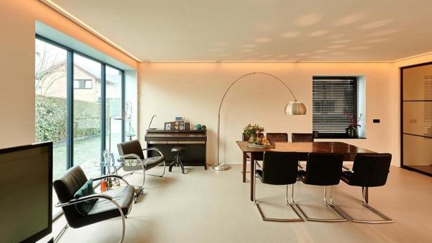 Ein Wohnzimmer mit einer schönen, hellen Decke