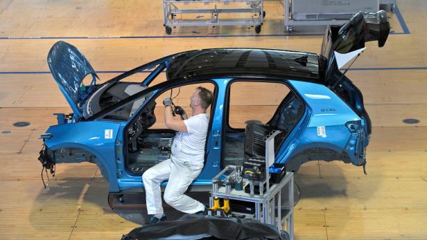 Media tour through Volkswagen production line in Dresden