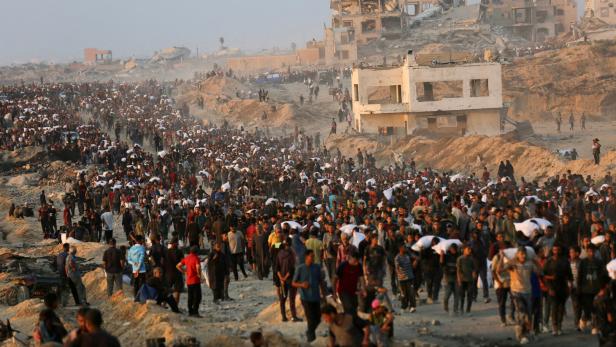 Palästinenser auf dem Weg zu einer Essensausgabestelle in Gaza
