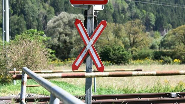 ++ THEMENBILD ++ UNBESCHRANKTER BAHNÜBERGANG