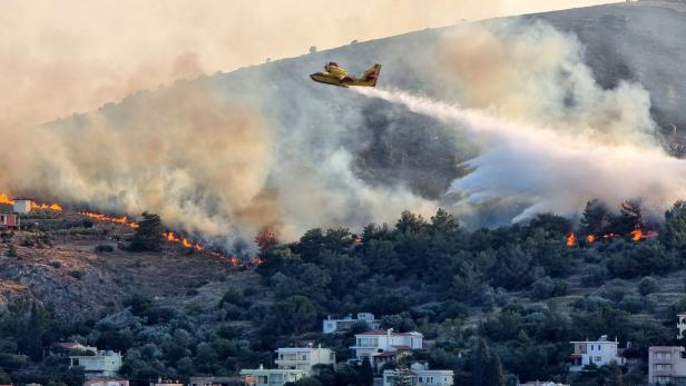 Forest fire at Chios island, Greece Die griechische Feuerwehr kämpft gegen große Brände, die auf der Insel Chios ausgebrochen sind.