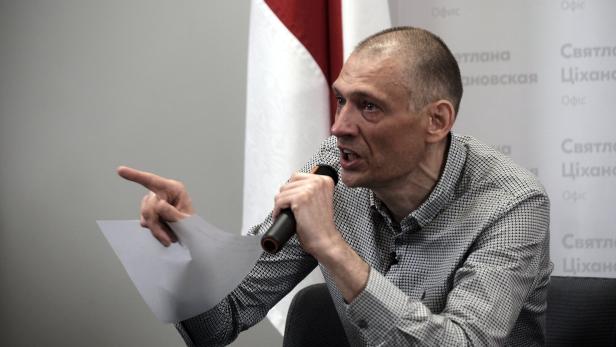 Belarus opposition leader Tikhanovsky reunites with wife in Lithuania after release Belarus opposition leader Tikhanovsky reunites with wife in Lithuania after release