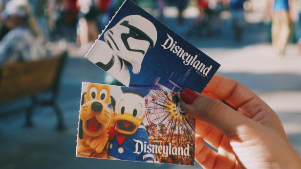 Die geplante Zeremonie soll nur gestellt gewesen sein, um sie im Netz zu teilen. Geladene Statisten waren von der Braut schockiert. Disneyland-Tickets