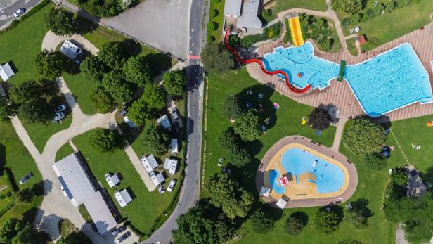 Ein Campingplatz von oben, mit Swimmingpools
