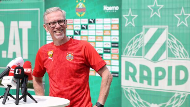 Entspannt: Peter Stöger beim Start als Rapid-Trainer