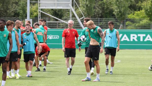 Rapid-Trainer Peter Stöger bei der Arbeit