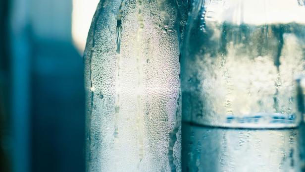 Glasflaschen mit eiskaltem Wasser