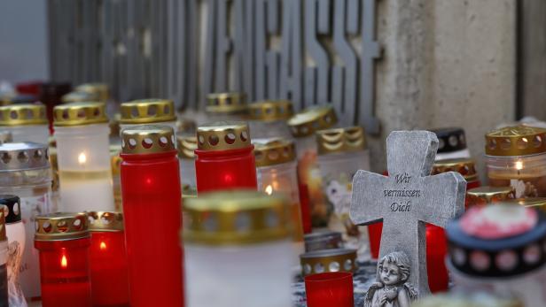 AMOKLAUF IN GRAZ: KERZEN VOR DER SCHULE