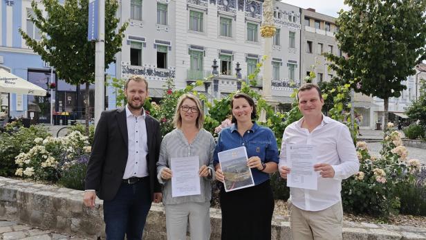 Stadtrat Lukas Niedermayer, Umweltgemeinderätin Sandra Damböck-Lehr, Stadträtin Marlis Schmidt und Vizebürgermeister Alex Eckhardt (v.l.) 