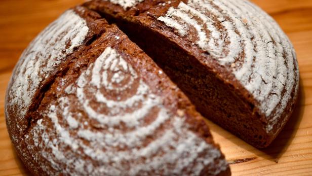 Ein angeschnittener Laib Brot
