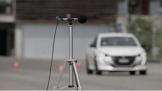 Empa-TCS-Studie: An der Ampel gewinnt das E-Auto das Lärmduell