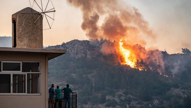 Wildfire continues to burn on Chios Island Wildfire continues to burn on Chios Island