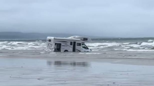 Camper zu nah an Meer geparkt und von Flut überwältigt. 