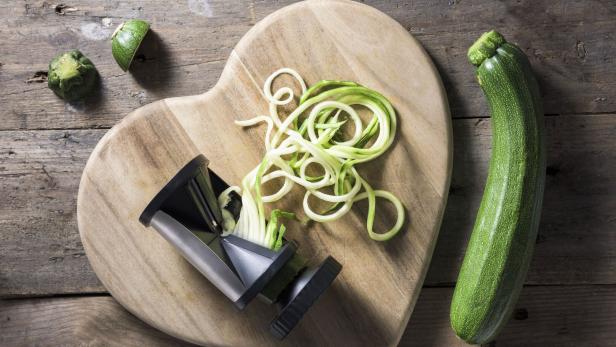 Aus Zucchini kann man mithilfe eines Spiralschneiders Zoodles-Pasta machen: Nudelförmige Zucchini.