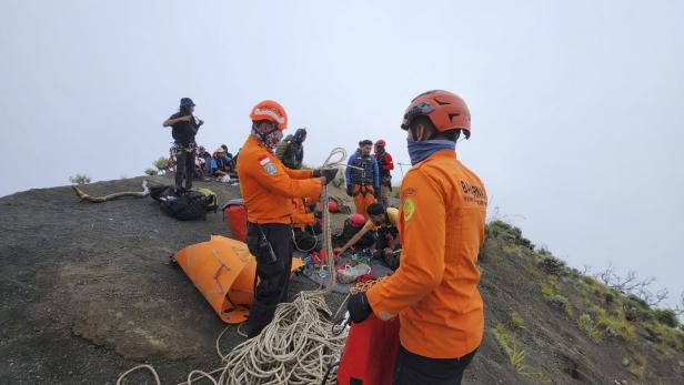 Rescue operation for a Brazilian tourist who fell while hiking