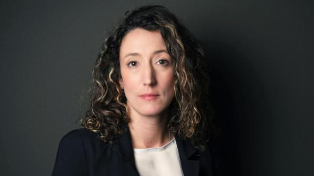 Porträt von Siobhán Geets vor einem dunklen Hintergrund.