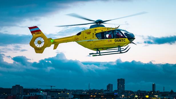 + THEMENBILD + Wiener Rettungshubschrauber im Flug Wiener Rettungshubschrauber im Flug