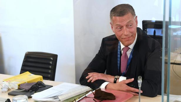 Ein Mann sitzt an einem Tisch. Es ist Sektionschef Pilnacek.