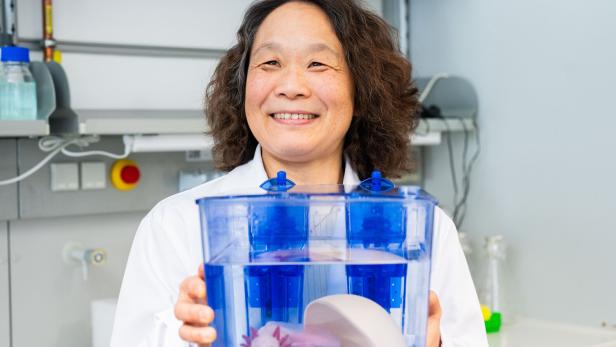 Elly Tanaka mit einem Axolotl: „Sie können  auch das Rückenmark und  Teile des Gehirns neu bilden.“