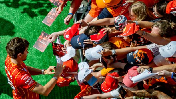 Autogramme von Stars wie Charles Leclerc auf dem Green Carpet