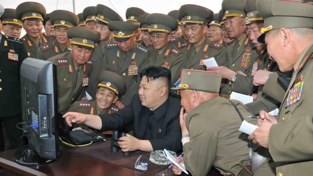 Was Diktator Kim Jong-Un diktiert, wird auf Zetteln mitgeschrieben. Nordkoreas Cyper-Experten geht es besser – sie haben schon Handys.