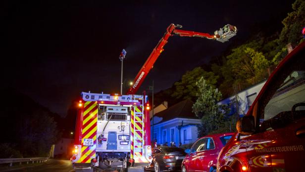 Ein Feuerwehrauto der FF Mödling im Einsatz.