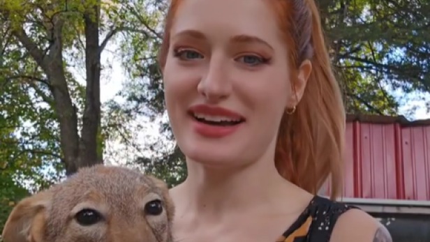 Mikayla Raines posiert mit einem Fuchs