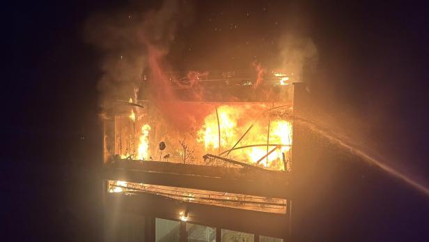 In der Nacht auf Donnerstag stand ein Mehrparteienhaus in Villach in Flammen.