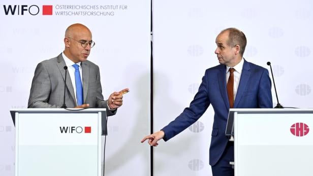 Zwei Männer stehen an Rednerpulten des Wirtschaftsforschungsinstituts WIFO.