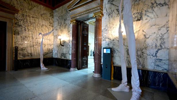 NATIONALRAT: ZWEI WURM-STATUEN FÜR DAS HOHE HAUS