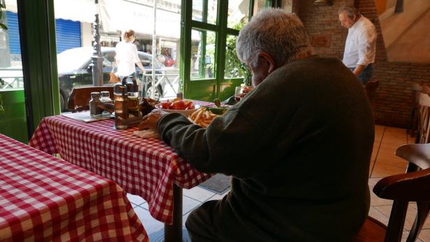 Längst Luxus in Griechenland: Speisen in einer Taverne - hier im Hafen von Piräus