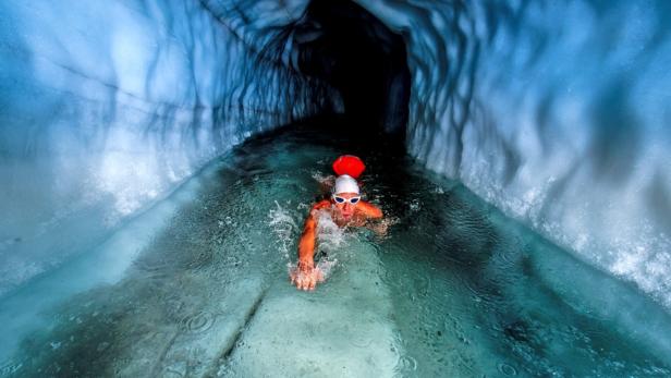 Eisschwimmer im Natur Eis Palast Hintertux Eisschwimmer im Natur Eis Palast Hintertux