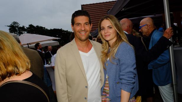 Ein Mann und eine Frau posieren lächelnd auf einer Veranstaltung.