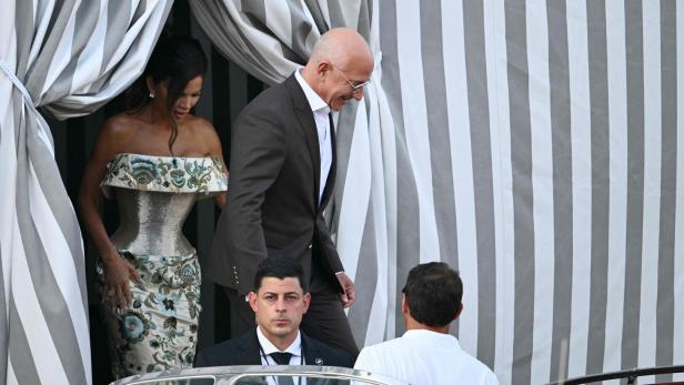 Jeff Bezos und seine Verlobte Lauren Sánchez Jeff Bezos und seine Verlobte Lauren Sánchez