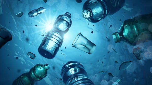 Plastikflaschen schwimmen im Meer.